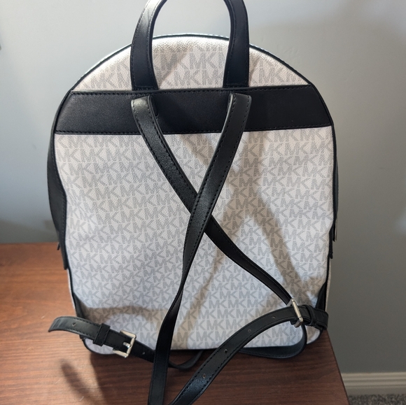 Michael kors backpack and wallet - Picture 4 of 8